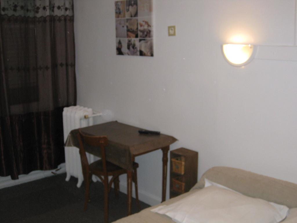 Le Monopole Hotel Reims Ruang foto