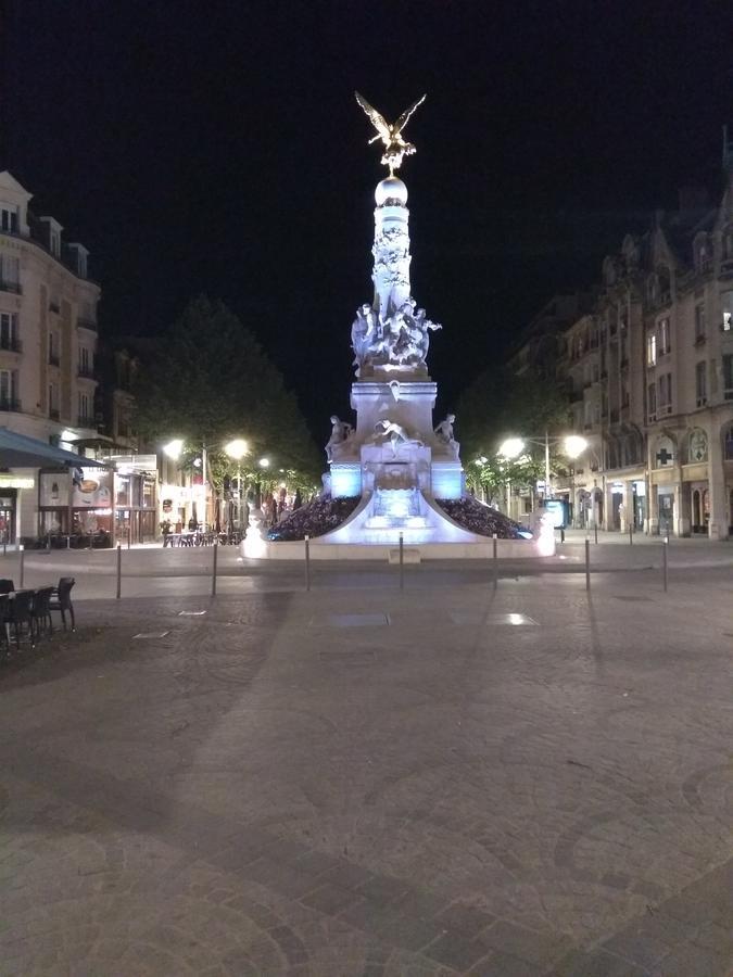 Le Monopole Hotel Reims Bagian luar foto