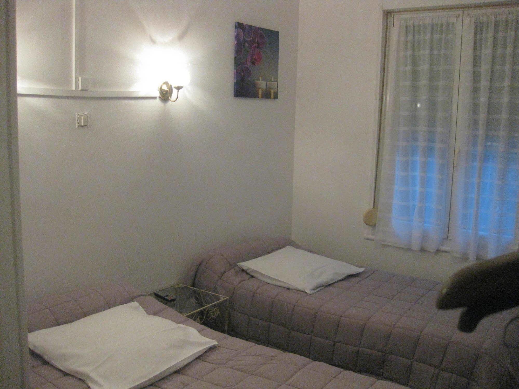 Le Monopole Hotel Reims Bagian luar foto